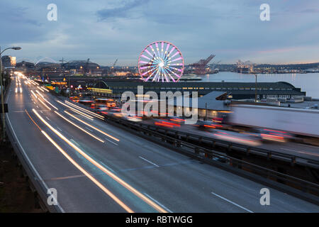 Seattle, Washington, USA. 11 Jan, 2019. Verkehr bewegt sich entlang der Uferpromenade in den letzten Sonnenuntergang über die alaskische Weise Viaduct. Die Autobahn permanent geschlossen um 10:00 Uhr Am 11. Januar so Crews bewegen kann der State Route 99 vom Viadukt zu einem state-of-the-art Tunnel. Die 1950er-Ära Doppeldecker Autobahn stark im Jahr 2001 Nisqually Erdbeben beschädigt wurde und hat lange über seine Nutzungsdauer gepflegt wurde. Ein zwei Kilometer langer, gelangweilt Straßentunnel ersetzt die alaskische Weise Viaduct, die State Route 99 in der Innenstadt von Seattle aus der SODO Nachbarschaft zu South Lake Union. Credit: Paul Christian G Stockfoto