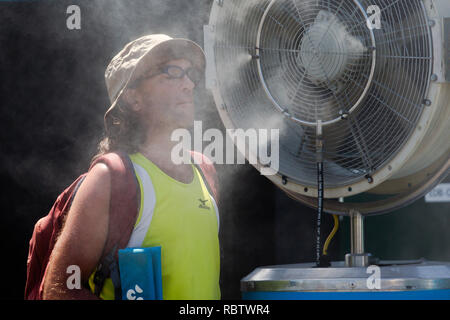 Melbourne, Australien. 12 Jan, 2019. Ein Besucher genießt eine Erfrischung an der Australian Open 2019 Grand Slam Tennis Turnier in Melbourne, Australien. Frank Molter/Alamy leben Nachrichten Stockfoto