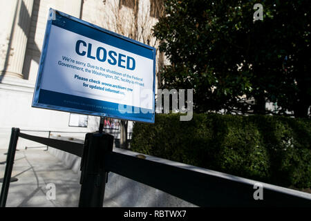 Washington, DC, USA. 11 Jan, 2019. Ein Zeichen außerhalb der nationalen Archive Building Information der Besucher, dass das Gebäude wegen der teilweise Abschaltung der Regierung in Washington, DC am 11. Januar 2019 geschlossen ist. Die Abschaltung, die nun in der 22., ist die längste Regierung Abschaltung in der Geschichte der USA. Credit: Kristoffer Tripplaar/Alamy leben Nachrichten Stockfoto