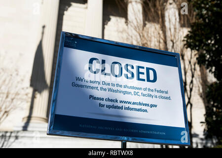 Washington, DC, USA. 11 Jan, 2019. Ein Zeichen außerhalb der nationalen Archive Building Information der Besucher, dass das Gebäude wegen der teilweise Abschaltung der Regierung in Washington, DC am 11. Januar 2019 geschlossen ist. Die Abschaltung, die nun in der 22., ist die längste Regierung Abschaltung in der Geschichte der USA. Credit: Kristoffer Tripplaar/Alamy leben Nachrichten Stockfoto