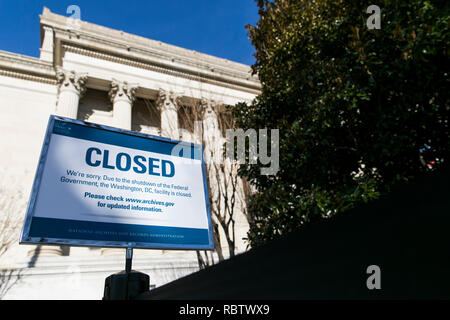Washington, DC, USA. 11 Jan, 2019. Ein Zeichen außerhalb der nationalen Archive Building Information der Besucher, dass das Gebäude wegen der teilweise Abschaltung der Regierung in Washington, DC am 11. Januar 2019 geschlossen ist. Die Abschaltung, die nun in der 22., ist die längste Regierung Abschaltung in der Geschichte der USA. Credit: Kristoffer Tripplaar/Alamy leben Nachrichten Stockfoto