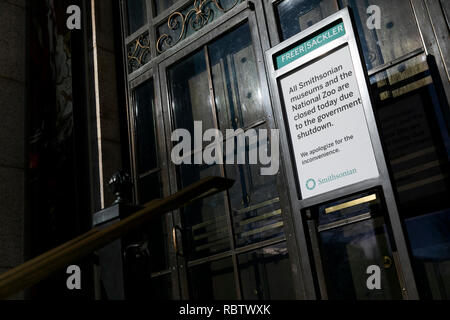 Washington, DC, USA. 11 Jan, 2019. Ein Zeichen außerhalb des freieren Galerie der Kunst Information der Besucher, die das Museum wegen der teilweise Abschaltung der Regierung in Washington, DC am 11. Januar 2019 geschlossen ist. Die Abschaltung, die nun in der 22., ist die längste Regierung Abschaltung in der Geschichte der USA. Credit: Kristoffer Tripplaar/Alamy leben Nachrichten Stockfoto