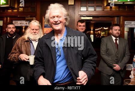 Tim Martin, Gründer der Kette Wetherspoon Pub, besucht die Swan Pub in Weymouth während seiner allgemein Tour seiner Wetherspoon's Pubs zu einem No Deal Brexit Credit: Finnbarr Webster/Alamy Live Nachrichten Gespräch Stockfoto