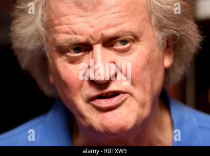 Tim Martin, Gründer der Kette Wetherspoon Pub, besucht die Swan Pub in Weymouth während seiner allgemein Tour seiner Wetherspoon's Pubs zu einem No Deal Brexit Credit: Finnbarr Webster/Alamy Live Nachrichten Gespräch Stockfoto