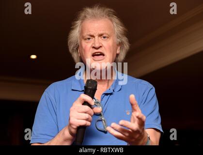 Tim Martin, Gründer der Kette Wetherspoon Pub, besucht die Swan Pub in Weymouth während seiner allgemein Tour seiner Wetherspoon's Pubs zu einem No Deal Brexit Credit: Finnbarr Webster/Alamy Live Nachrichten Gespräch Stockfoto