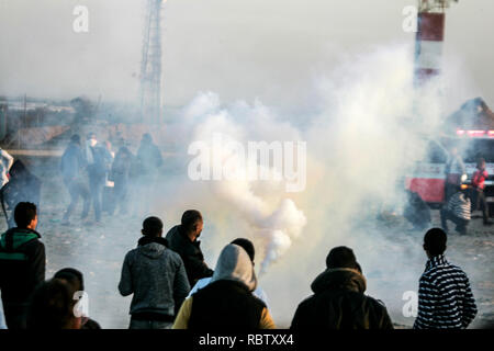 Gaza und die Palästinensischen Gebiete. 11 Jan, 2019. Palästinensische Demonstranten während der Auseinandersetzungen mit der israelischen Streitkräfte nach einer Demonstration an der Grenze zu Israel, östlich von Rafah, im südlichen Gazastreifen, am 11. Januar 2019. Credit: Abed Rahim Khatib/Erwachen/Alamy leben Nachrichten Stockfoto