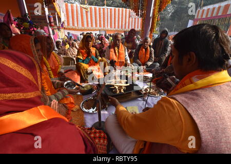 Outram Ghat, Kolkata, Indien. 12. Januar, 2019. Sadhus, Pilger und Gläubige sind an der Gangasagar mela Durchgangslager auf dem Weg zum jährlichen bevorstehenden Hindu Festival gesehen, der Makar Sankranti am Gangasagar, die Heilige und einem bekannten hinduistischen Wallfahrtsort an der Mündung des Flusses Ganges und die Bucht von Bengalen, wo sie heiliges Bad wird am 14.-15. Januar, 2019. Credit: Biswarup Ganguly/Alamy leben Nachrichten Stockfoto