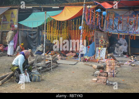 Outram Ghat, Kolkata, Indien. 12. Januar, 2019. Sadhus, Pilger und Gläubige sind an der Gangasagar mela Durchgangslager auf dem Weg zum jährlichen bevorstehenden Hindu Festival gesehen, der Makar Sankranti am Gangasagar, die Heilige und einem bekannten hinduistischen Wallfahrtsort an der Mündung des Flusses Ganges und die Bucht von Bengalen, wo sie heiliges Bad wird am 14.-15. Januar, 2019. Credit: Biswarup Ganguly/Alamy leben Nachrichten Stockfoto