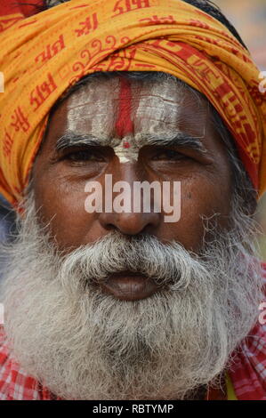 Outram Ghat, Kolkata, Indien. 12. Januar, 2019. Sadhus, Pilger und Gläubige sind an der Gangasagar mela Durchgangslager auf dem Weg zum jährlichen bevorstehenden Hindu Festival gesehen, der Makar Sankranti am Gangasagar, die Heilige und einem bekannten hinduistischen Wallfahrtsort an der Mündung des Flusses Ganges und die Bucht von Bengalen, wo sie heiliges Bad wird am 14.-15. Januar, 2019. Credit: Biswarup Ganguly/Alamy leben Nachrichten Stockfoto