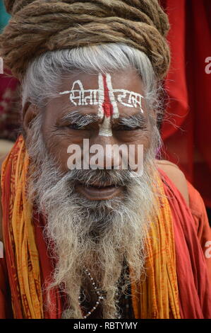 Outram Ghat, Kolkata, Indien. 12. Januar, 2019. Sadhus, Pilger und Gläubige sind an der Gangasagar mela Durchgangslager auf dem Weg zum jährlichen bevorstehenden Hindu Festival gesehen, der Makar Sankranti am Gangasagar, die Heilige und einem bekannten hinduistischen Wallfahrtsort an der Mündung des Flusses Ganges und die Bucht von Bengalen, wo sie heiliges Bad wird am 14.-15. Januar, 2019. Credit: Biswarup Ganguly/Alamy leben Nachrichten Stockfoto