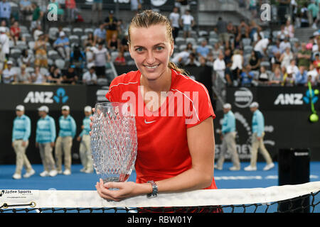 Der Sydney Olympic Park, Sydney, Australien. 12 Jan, 2019. Sydney International Tennis; Petra Kvitova der tschechischen Republik wirft mit der Trophäe, nachdem er die Endrunde der Frauen gegen Ashleigh Barty von Australien Quelle: Aktion plus Sport/Alamy leben Nachrichten Stockfoto