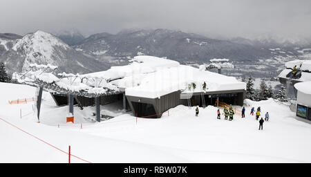 12 Januar 2019, Bayern, Schönau am Königssee: Feuerwehrmänner der Schnee vom Dach eines Skilift Talstation der Jennerbahn. Foto: Tobias Hase/dpa Stockfoto