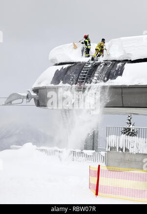 12 Januar 2019, Bayern, Schönau am Königssee: Feuerwehrmänner der Schnee vom Dach eines Skilift Talstation der Jennerbahn. Foto: Tobias Hase/dpa Stockfoto
