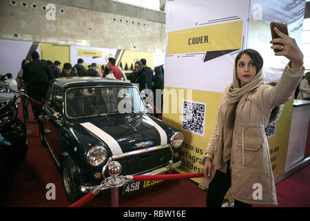 Teheran, Iran. 11 Jan, 2019. Menschen besuchen die Tehran International Auto Show in Teheran, der Hauptstadt von Iran, Jan. 11, 2019. Teheran Auto Show ist eine der größten internationalen Veranstaltungen der iranischen Automobilindustrie. Credit: Ahmad Halabisaz/Xinhua/Alamy leben Nachrichten Stockfoto