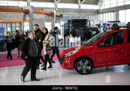 Teheran, Iran. 11 Jan, 2019. Menschen besuchen die Tehran International Auto Show in Teheran, der Hauptstadt von Iran, Jan. 11, 2019. Teheran Auto Show ist eine der größten internationalen Veranstaltungen der iranischen Automobilindustrie. Credit: Ahmad Halabisaz/Xinhua/Alamy leben Nachrichten Stockfoto