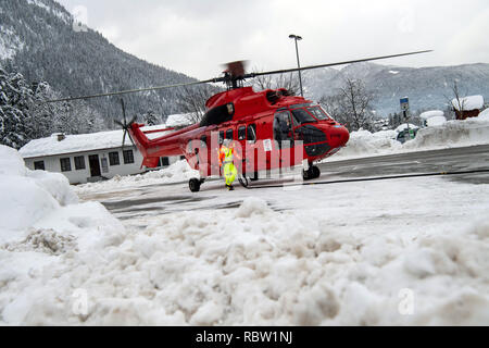 12 Januar 2019, Bayern, Schönau am Königssee: ein Hubschrauber der Stände des Typs "Super Puma" auf einem Parkplatz und ist betankt. Der Helikopter ist für Wirbel der Schnee von den Bäumen auf Straßen soll und damit das Risiko einer Niederlassung Bruch zu reduzieren. Die starken Schneefälle der vergangenen Tage weiterhin den Einsatzkräften in Atem im südlichen Bayern und Neuschnee zu halten ist schon näher. Nach Angaben der Behörden mehr als 1000 Helfer sind in den südlichen Bezirken von Oberbayern eingesetzt. Foto: Lino Mirgeler/dpa Stockfoto