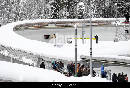 12 Januar 2019, Bayern, Schönau am Königssee: Zwei-mann Bob, Frauen, Kunsteisbahn am Königssee: ein 2-Mann Bob fährt in den Sepp-Lenz Kreisverkehr. Foto: Tobias Hase/dpa Stockfoto