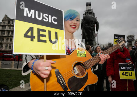 Musiker Madeleina Kay verbindet die Mitglieder der britischen Musikindustrie vereinen für eine Alternative zu Brexit zu nennen. Musik Branchenführer, Berufsverbände und Grammy, Emmy, Brit und Oscar-preisgekrönten Künstler treffen in Westminster die Musik 4 EU-Petition in Downing Street‬, die Downing Street, London, UK Credit: Amanda Rose/Alamy leben Nachrichten Stockfoto