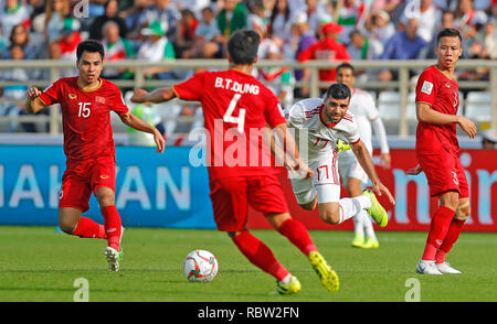 Abu Dhabi, Vereinigte Arabische Emirate (VAE). 12 Jan, 2019. Irans Mehdi Taremi (3. L) Mias für die Kugel während der Asienmeisterschaft 2019 VAE 2019 Gruppe D Match zwischen Vietnam und der Iran in Abu Dhabi, den Vereinigten Arabischen Emiraten (VAE), Jan. 12, 2019. Credit: Ding Xu/Xinhua/Alamy leben Nachrichten Stockfoto