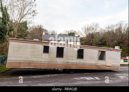 Ballydehob, West Cork, Irland. 12 Jan, 2019. Ein baufälliges altes Mobilheim erscheint heute außerhalb von St. Matthias nationale Schule in Ballydehob gedumpt worden zu sein. Einheimische sagen, daß sie es sahen es am frühen Morgen mit keine Ahnung, wer es besitzt. Es ist noch nicht etabliert, die umweltgerecht entsorgen. Credit: Andy Gibson/Alamy Leben Nachrichten. Stockfoto