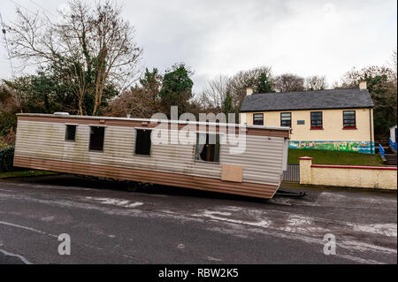 Ballydehob, West Cork, Irland. 12 Jan, 2019. Ein baufälliges altes Mobilheim erscheint heute außerhalb von St. Matthias nationale Schule in Ballydehob gedumpt worden zu sein. Einheimische sagen, daß sie es sahen es am frühen Morgen mit keine Ahnung, wer es besitzt. Es ist noch nicht etabliert, die umweltgerecht entsorgen. Credit: Andy Gibson/Alamy Leben Nachrichten. Stockfoto