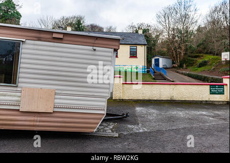 Ballydehob, West Cork, Irland. 12 Jan, 2019. Ein baufälliges altes Mobilheim erscheint heute außerhalb von St. Matthias nationale Schule in Ballydehob gedumpt worden zu sein. Einheimische sagen, daß sie es sahen es am frühen Morgen mit keine Ahnung, wer es besitzt. Es ist noch nicht etabliert, die umweltgerecht entsorgen. Credit: Andy Gibson/Alamy Leben Nachrichten. Stockfoto