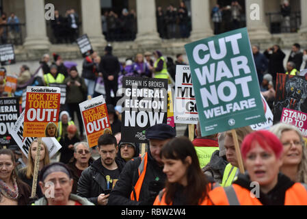 Trafalgar Square, London, UK. 12. Januar 2019. Protest für eine allgemeine Wahl durch die Volksversammlung organisiert in Central London, ist. "Großbritannien ist gebrochen, allgemeine Wahl jetzt". Die Demonstranten sind in gelben Westen nach den Protesten in Frankreich und Sie haben vor kurzem in London von pro Brexit Anhänger gesehen worden. Quelle: Matthew Chattle/Alamy leben Nachrichten Stockfoto