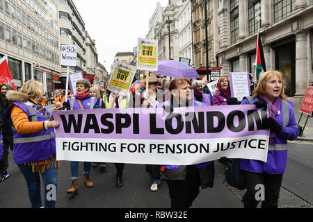 London, Großbritannien. 12. Januar, 2019. Die Menschen in Großbritannien März und Protest gegen die Tories Govt, Großbritannien ist gebrochen - allgemeine Wahl! Wenn Sie sich Interessieren, die strenge, wenn Sie über Obdachlosigkeit Pflege und Stand bis zu Rassismus März für die Flüchtlinge stop Deportation und Stop sündenbockzuweisung Montage immgrants bei BBC Portland Place zum Trafalgar Square am 12. Januar 2019, London, UK. Bild Capital/Alamy leben Nachrichten Stockfoto