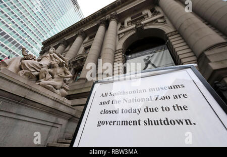New York, USA. 12 Jan, 2019. Eine Schließung wegen teilweiser Regierung shutdown ist am Eingang des Nationalen Museums der American Indian George Gustav Heye Center gesehen, Teil der Smithsonian Institution, in New York, USA, Jan. 12, 2019. Als die Uhr Mitternacht schlug, die US-Regierung teilweise Abschaltung über strittige congressional Mittel für die Grenzmauer Präsident Donald Trump eingetragen sein 22 Tag am Samstag, Kennzeichnung der längste Regierung Schließung in der Geschichte der USA. Credit: Wang Ying/Xinhua/Alamy leben Nachrichten Stockfoto