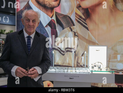 UK 12 Januar 2019 Paul Costelloe Iren - amerikanische Designer eines der am besten etablierten Namen in der britischen und irischen Mode, unter seiner Kundschaft dar, Prinzessin Diana und dem viel über die Vogue William Hochzeit Kleid gesprochen, Besuch von 100% optische zeigen seine Brille Sammlung sein Name 1 @ Paul Quezada-Neiman/Alamy Leben Nachrichten Lager zu starten Stockfoto