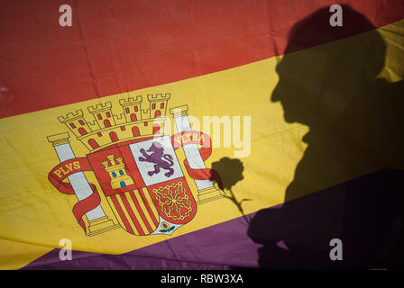 Malaga, Malaga, Spanien. 12 Jan, 2019. Die Silhouette eines Mannes mit einer Nelke ist gesehen auf eine republikanische Fahne während einer Hommage im Speicher der Republikaner während des Bürgerkrieges getötet durch Kräfte der spanische Diktator Francisco Franco auf dem Friedhof San Rafel vor einem Mausoleum zum Gedenken an alle Republikaner gebaut. Credit: Jesus Merida/SOPA Images/ZUMA Draht/Alamy Live News Credit: ZUMA Press, Inc./Alamy leben Nachrichten Stockfoto