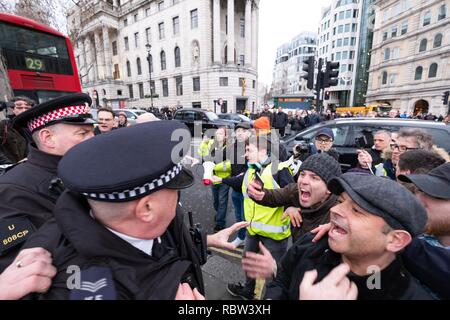 London, UK, 12. Januar 2019. Nach Großbritannien ist gebrochen März, die in Trafalgar Square, pro-Brexit und regierungsfeindlichen Demonstranten in Trafalgar Square, bevor auf die Polizei am Samstag, 12. Januar 2019 geschlossen. Quelle: Christopher Middleton/Alamy leben Nachrichten Stockfoto