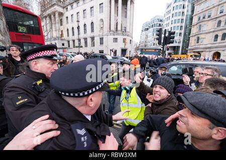 London, UK, 12. Januar 2019. Nach Großbritannien ist gebrochen März, die in Trafalgar Square, pro-Brexit und regierungsfeindlichen Demonstranten in Trafalgar Square, bevor auf die Polizei am Samstag, 12. Januar 2019 geschlossen. Quelle: Christopher Middleton/Alamy leben Nachrichten Stockfoto