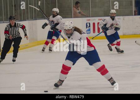 Dumfries, Schottland, 12. Januar 2019. Anae Simon, Kapitän von Frankreich, Schießen gegen Norwegen in der 2019 Eishockey U18-Weltmeisterschaft, Division 1, Gruppe B, an der Dumfries Eis Schüssel. Credit: Colin Edwards/Alamy Leben Nachrichten. Stockfoto