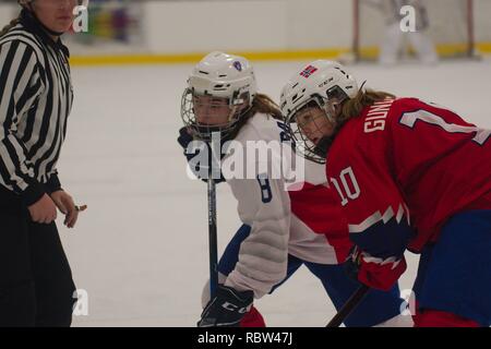 Dumfries, Schottland, 12. Januar 2019. Jade Barbirati von Frankreich und Silje Gundersen aus Norwegen Gesicht weg während ihres Gleichen in der 2019 Eishockey U18-Weltmeisterschaft, Division 1, Gruppe B, an der Dumfries Eis Schüssel. Credit: Colin Edwards/Alamy Leben Nachrichten. Stockfoto