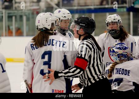 Dumfries, Schottland, 12. Januar 2019. Schiedsrichter Cianna Lieffers sprechen mit dem Französischen Spieler während der Partie gegen Norwegen in der 2019 Eishockey U18-Weltmeisterschaft, Division 1, Gruppe B, an der Dumfries Eis Schüssel. Credit: Colin Edwards/Alamy Leben Nachrichten. Stockfoto