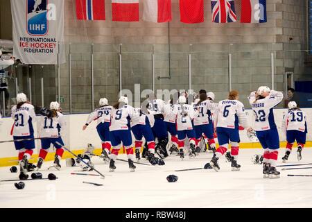 Dumfries, Schottland, 12. Januar 2019. Die französische Mannschaft feiert nach dem Gewinn der Goldmedaille bei den 2019 Eishockey U18-Weltmeisterschaft, Division 1, Gruppe B, an der Dumfries Eis Schüssel. Credit: Colin Edwards/Alamy Leben Nachrichten. Stockfoto