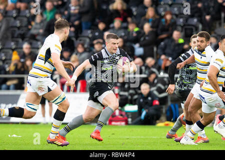 Fischadler center Scott Williams auf den Angriff in der Europäischen Rugby Challenge Cup Rugby-spiel zwischen Fischadler und Worcester Warriors. Stockfoto