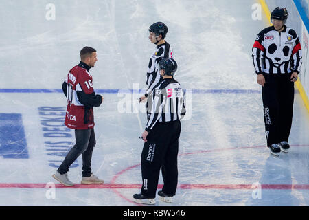 Köln, Deutschland. 12. Januar, 2019. 12. Januar 2019, Nordrhein-Westfalen, Köln: Eishockey: DEL Winter Spiel, Kölner Haie - Düsseldorfer EG, Hauptrunde, 50. Spieltag. Lukas Podolski (l), der ehemalige nationale Fußball-Spieler, kreuze das Eis. Foto: Rolf Vennenbernd/dpa Quelle: dpa Picture alliance/Alamy leben Nachrichten Stockfoto