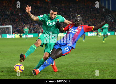 London, Großbritannien. 12 Jan, 2019. L-R Watford Troy Deeney und Crystal Palace Manadou Sakho während der Englischen Premier League zwischen Crystal Palace und Watford an Selhurst Park Stadium, London, England am 12. Jan 2019. Credit: Aktion Foto Sport/Alamy leben Nachrichten Stockfoto