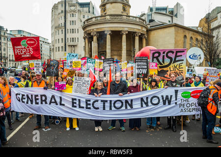 London, Großbritannien. 12. Januar, 2019. Großbritannien ist gebrochen - allgemeine Wahl! Außerhalb der BBC Portland Place gestartet. Eine UK-Version der Gelben Weste Proteste durch die Volksversammlung gegen Sparpolitik organisiert. Die Kampagnen gegen alle Schnitte, nicht weniger oder langsamer Schnitte. Keine Privatisierung. Keine rassistischen zum Sündenbock gemacht. Keine Räumungen. Credit: Guy Bell/Alamy leben Nachrichten Stockfoto