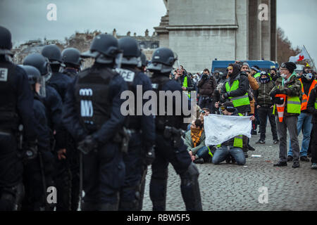 Paris, Frankreich. 12. Jan 2019. Tausende von Gelb (gilets Jaunes) Proteste in Paris fordert Senkung der Mineralölsteuern, Wiedereinführung der Solidaritätssteuer auf Vermögen, einen Mindestlohn zu erhöhen, und Emmanuel's Längestrich Rücktritt als Präsident von Frankreich. Credit: Norbu Gyachung/Alamy Leben Nachrichten. Stockfoto