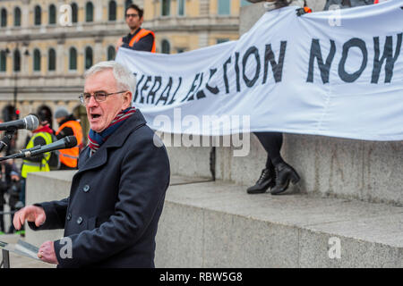 London, Großbritannien. 12. Januar, 2019. John McDonnell MP, Arbeit, der Schatten der Finanzminister spricht mit der Masse - Großbritannien ist gebrochen - allgemeine Wahl! Außerhalb der BBC Portland Place gestartet. Eine UK-Version der Gelben Weste Proteste durch die Volksversammlung gegen Sparpolitik organisiert. Die Kampagnen gegen alle Schnitte, nicht weniger oder langsamer Schnitte. Keine Privatisierung. Keine rassistischen zum Sündenbock gemacht. Keine Räumungen. Credit: Guy Bell/Alamy leben Nachrichten Stockfoto