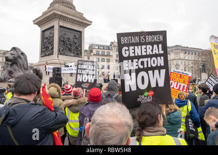 London, Großbritannien. 12.. Januar 2019. Anhänger der Arbeiterpartei, die Generalversammlung und Demonstranten der Gelbwesten demonstrieren und protestieren auf dem Trafalgar Square und fordern eine Parlamentswahl und ein Ende der Sparpolitik.Kredit: Stewart Marsden/Alamy Live News Stockfoto