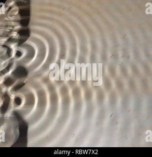 Eine 3D-Visualisierung von 2 Quelle Einmischung in Ripple Tank. Stockfoto