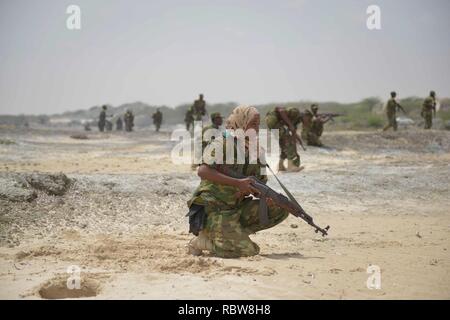 Eine weibliche Soldaten der Somalischen Armee nimmt teil an einer Demonstration an Jazeera Camp in Mogadischu, Somalia, am 8. Februar. Die SNA-nahmen an einem Feuer Demonstration heute, der Höhepunkt von sechs Monate Ausbildung der Soldaten, die von der Mission der Afrikanischen Union in Somalia. Stockfoto