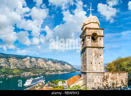 Der Turm von St. Johannes Kirche, unter den Ruinen der Burg von San Giovanni, mit Blick auf die Bucht von Kotor in Kotor, Montenegro Stockfoto