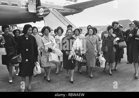 Aankomst 20 verpleegsters uit Manilla op Schiphol, aankom Bestanddeelnr verpleegsters, 917-0789. Stockfoto