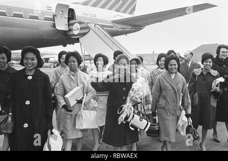 Aankomst 20 verpleegsters uit Manilla op Schiphol, aankom Bestanddeelnr verpleegsters, 917-0790. Stockfoto