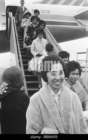 Aankomst 20 verpleegsters uit Manilla op Schiphol, aankomst Bestanddeelnr verpleegsters, 917-0792. Stockfoto